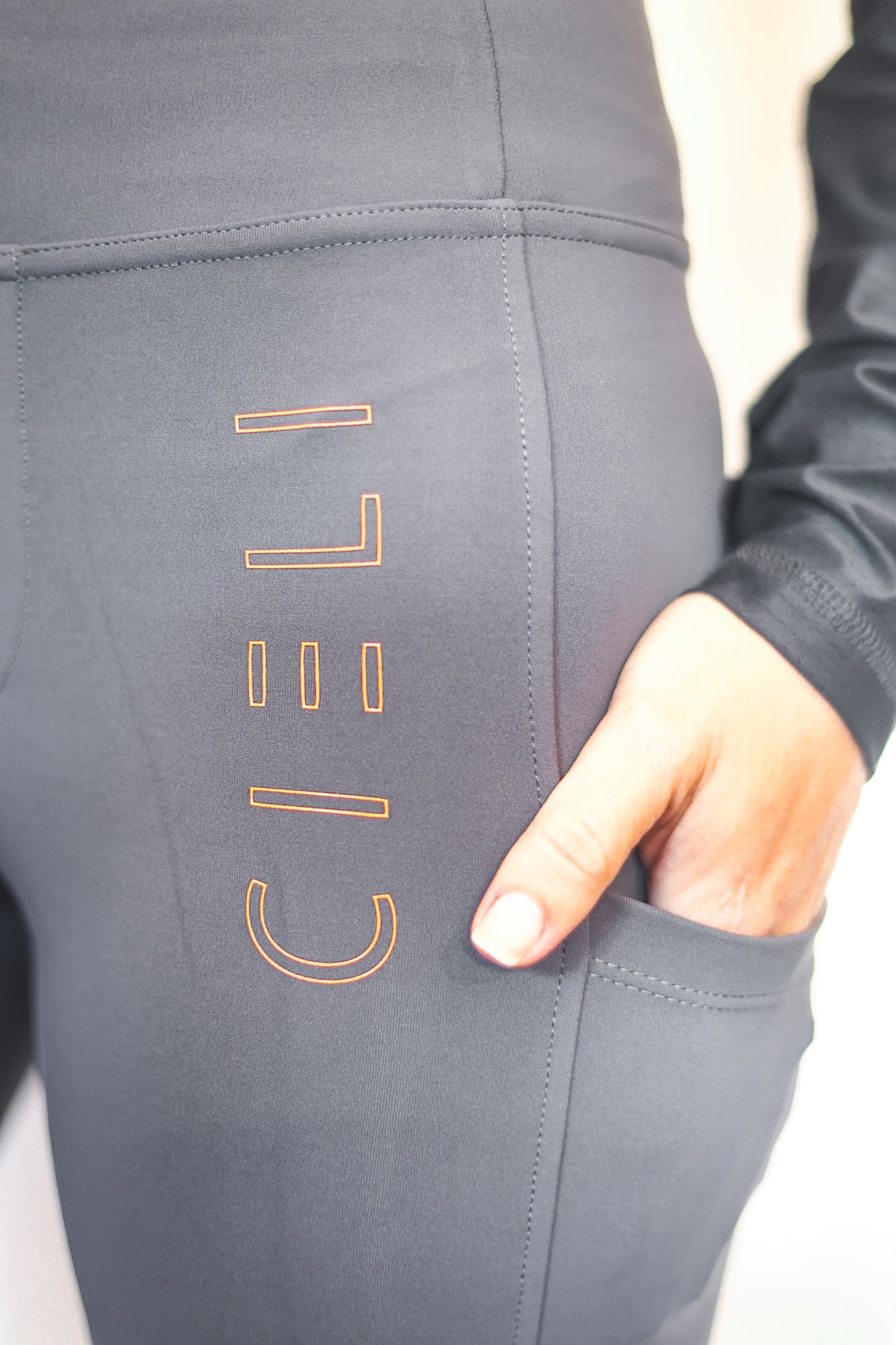 Ayla Breggings