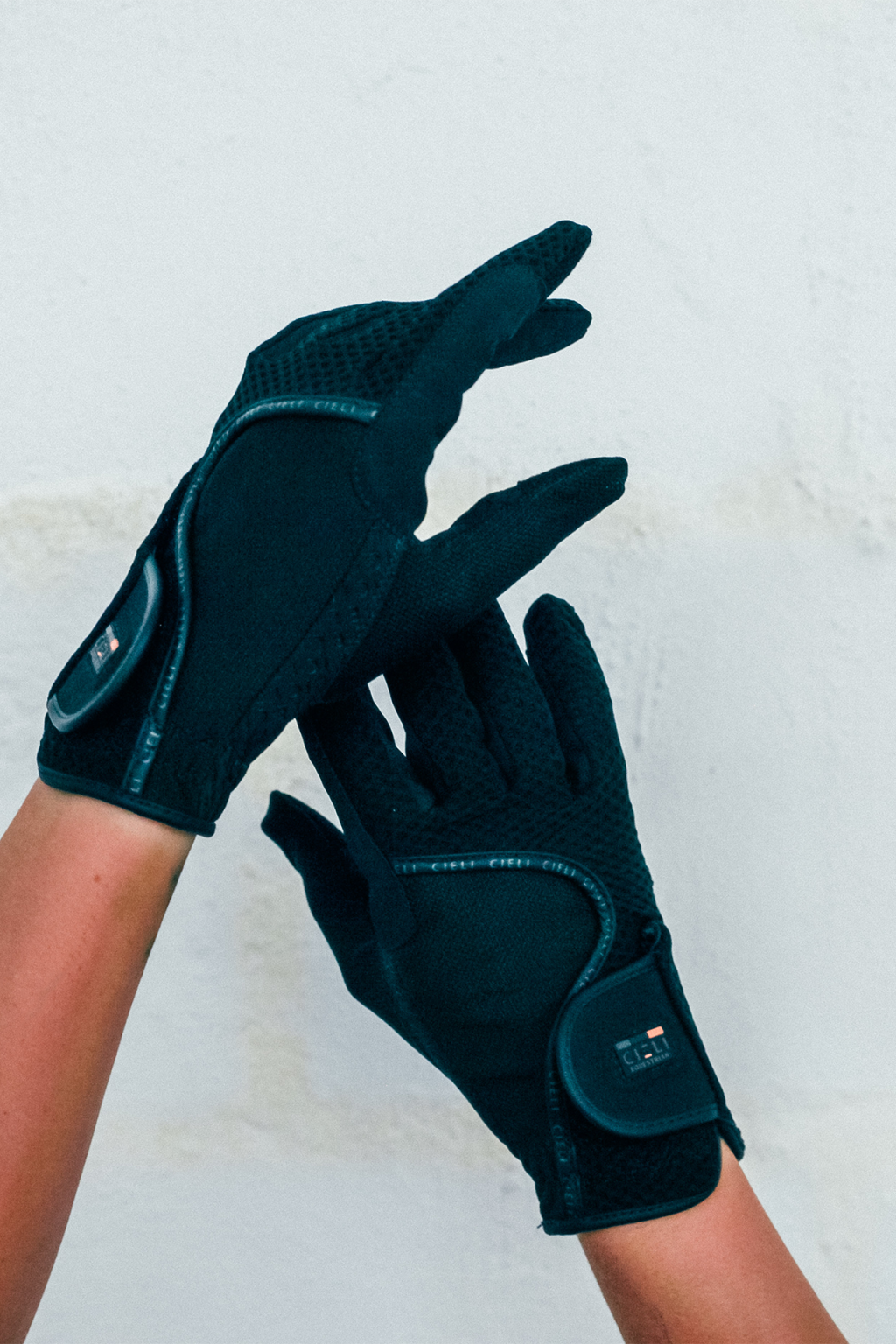 equestrian mesh riding gloves black